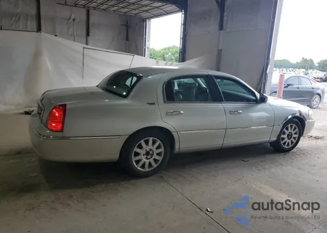 2006 Lincoln Town Car Signature Limited z USA, uszkodzony, nr VIN 1LNHM82VX6Y647333